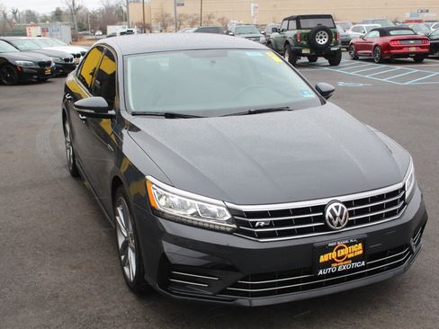 Used 2018 Volkswagen Passat 2.0T R-Line w/ R-Line Lighting Package FWD image 4