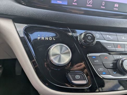 Used 2023 Chrysler Pacifica Touring-L image 19