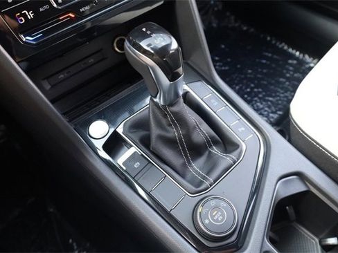 New 2025 Volkswagen Taos SE image 15