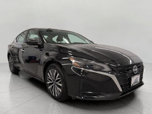 Used 2025 Nissan Altima 2.5 SV FWD image 1