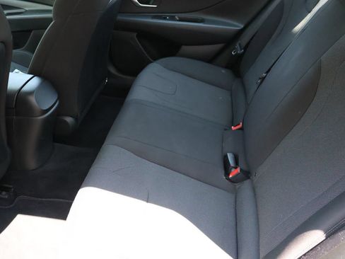 Used 2022 Hyundai Elantra SE FWD image 12