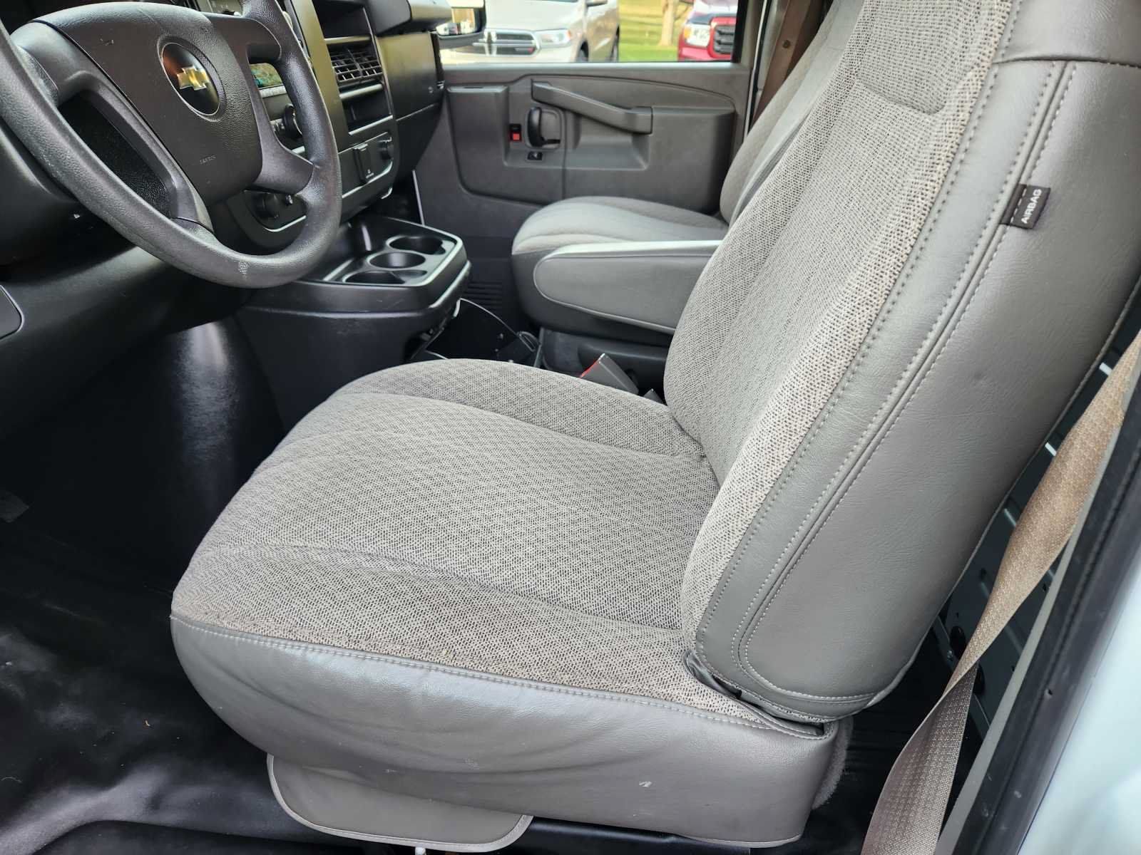 Used 2017 Chevrolet Express 2500 RWD image 10