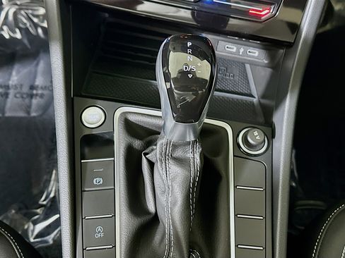 Used 2025 Volkswagen Jetta SE image 21