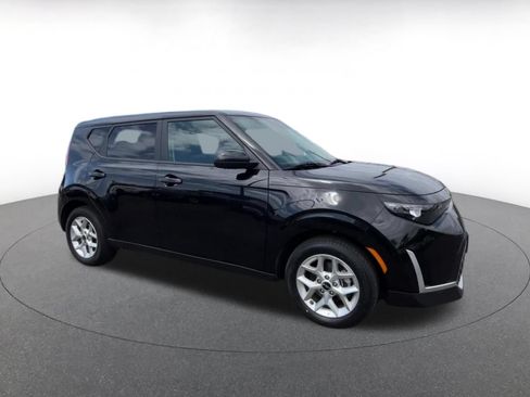 Used 2025 Kia Soul LX w/ LX Technology Package FWD image 2
