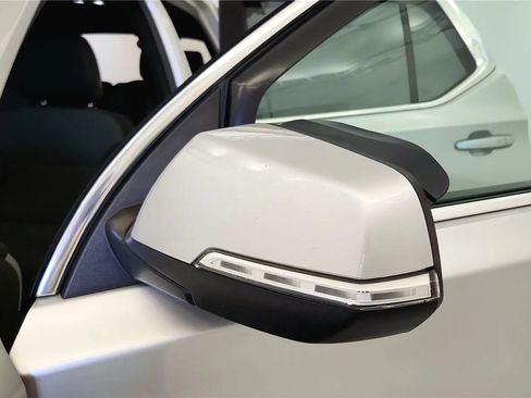 Used 2022 Chevrolet Traverse LT FWD image 39
