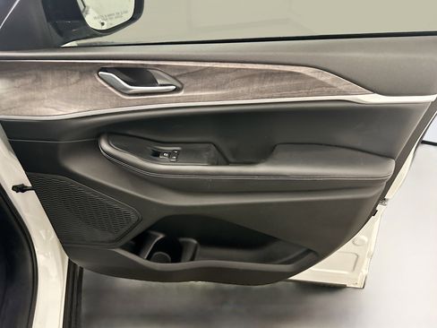 Used 2023 Jeep Grand Cherokee Limited w/ Black Appearance Package image 33