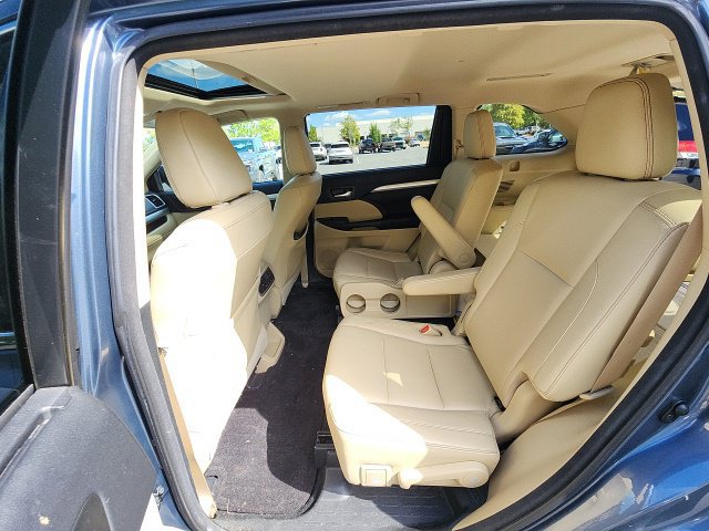 Used 2017 Toyota Highlander XLE w/ Carpet Mat Package FWD image 26
