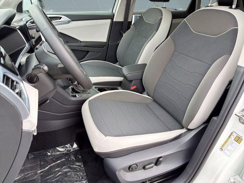 New 2026 Volkswagen Taos SE FWD image 5