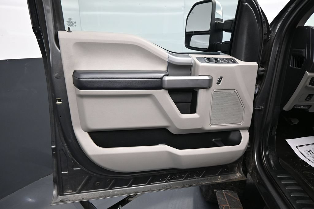 Used 2018 Ford F250 XLT w/ XLT Premium Package AWD/4WD image 12