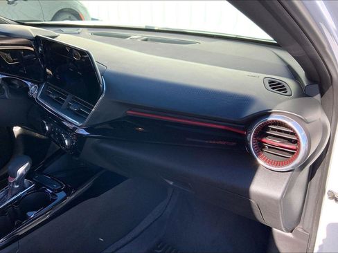 Used 2024 Chevrolet Trax RS w/ Sunroof Package image 14