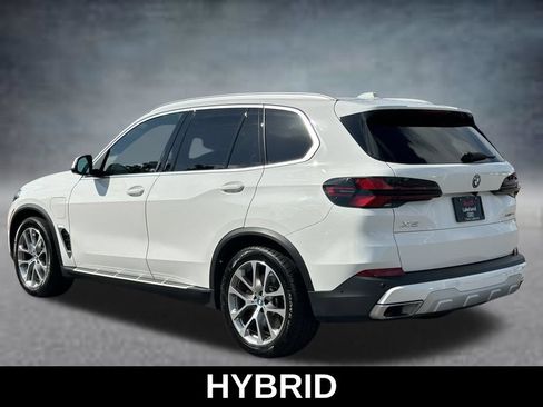 Used 2025 BMW X5 xDrive50e AWD/4WD image 3