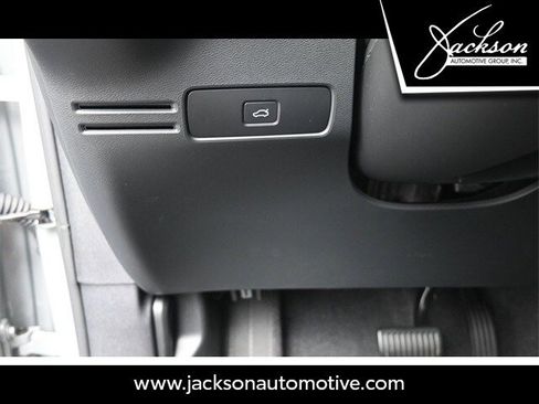 Certified 2025 Volvo XC40 B5 Core w/ Protection Package Premier image 16