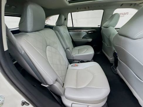 Used 2021 Toyota Highlander Platinum image 29