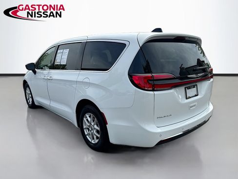Used 2024 Chrysler Pacifica Touring-L FWD image 6