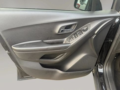 Used 2022 Chevrolet Trax LS w/ Tint and Cruise Package FWD image 15