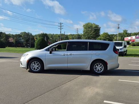 Used 2024 Chrysler Pacifica Touring-L FWD image 10