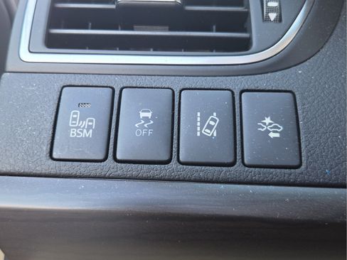 Used 2017 Toyota Camry XLE w/ Moonroof Package FWD image 22