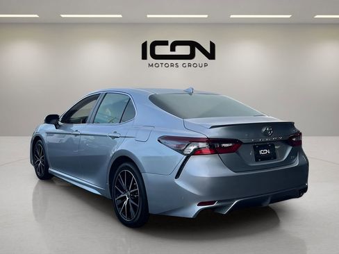 Used 2023 Toyota Camry SE image 3