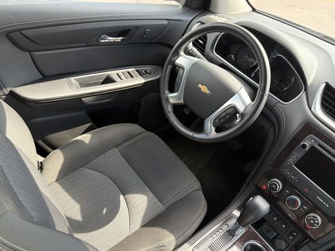 Used 2017 Chevrolet Traverse LT w/ Style and Technology Package FWD image 9