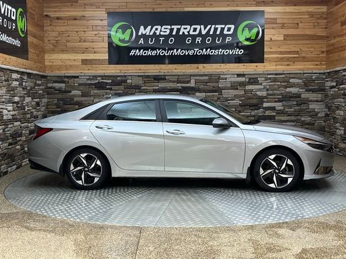 Used 2022 Hyundai Elantra SEL w/ Convenience + Premium Package image 8