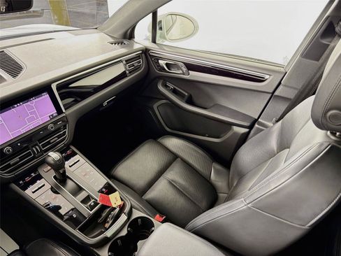 Certified 2024 Porsche Macan AWD/4WD image 30