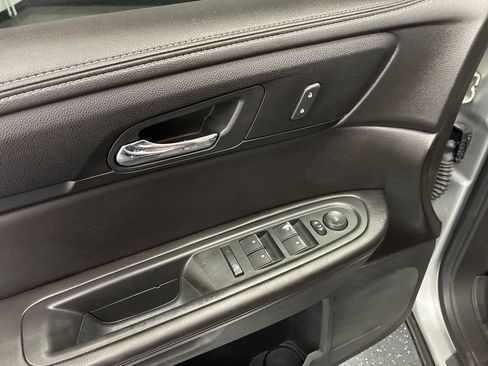 Used 2015 GMC Acadia SLE AWD/4WD image 10
