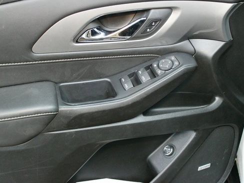 Used 2022 Chevrolet Traverse LT image 15