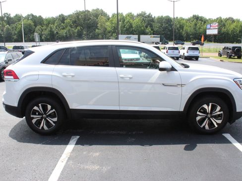 Used 2024 Volkswagen Atlas Cross Sport SE FWD image 5