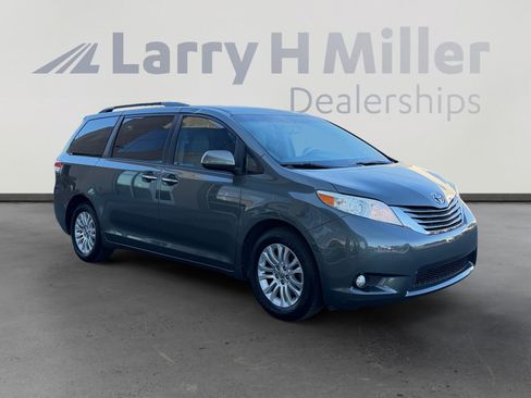 Used 2014 Toyota Sienna XLE w/ XLE Premium Package FWD image 7