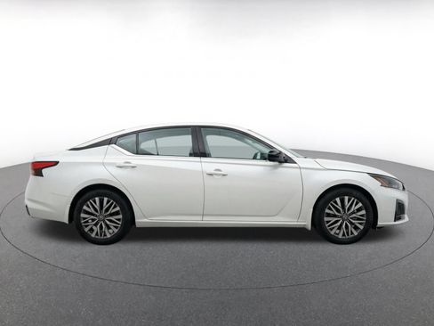 Used 2025 Nissan Altima 2.5 SV FWD image 14