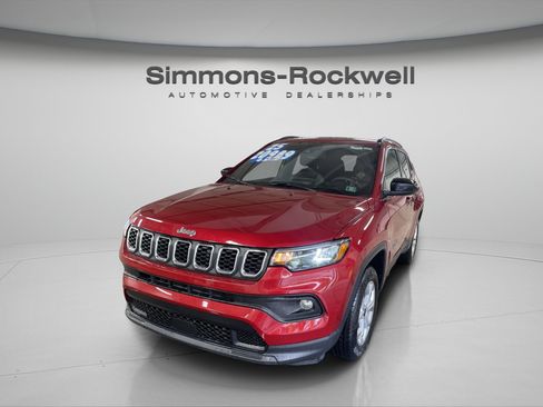 Used 2025 Jeep Compass Latitude AWD/4WD image 1