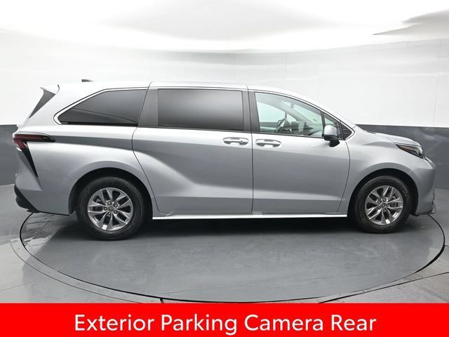 Used 2025 Toyota Sienna XLE FWD image 8
