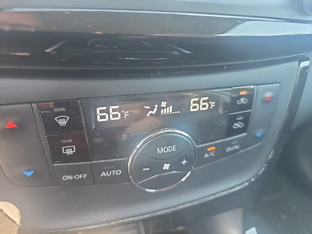 Used 2016 Nissan Sentra SL w/ Technology Package FWD image 17