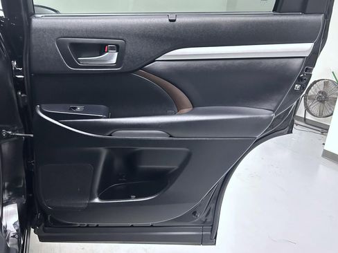 Used 2019 Toyota Highlander XLE image 17