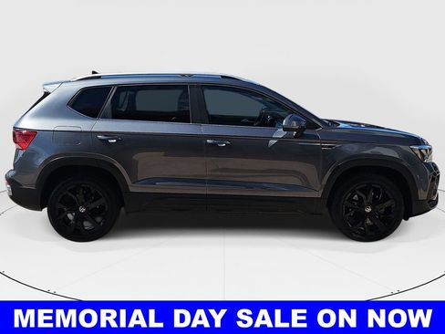 Used 2023 Volkswagen Taos SE FWD image 2