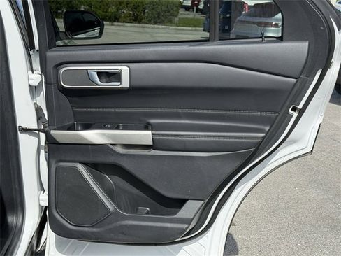 Used 2021 Ford Explorer XLT image 33