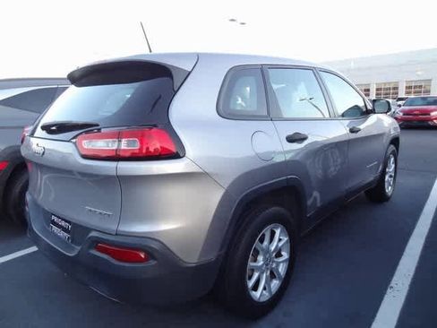 Used 2017 Jeep Cherokee Sport image 4