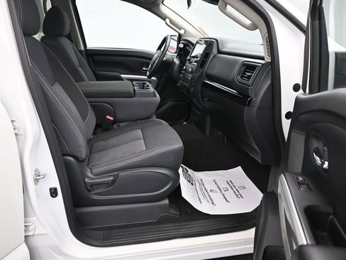 Used 2022 Nissan Titan SV image 13