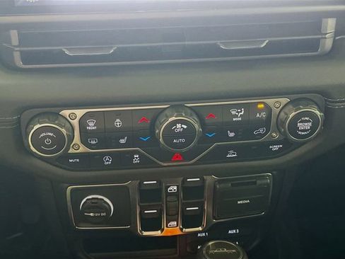 Used 2025 Jeep Gladiator Sport w/ Premium Package image 15