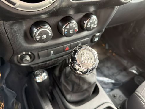 Used 2015 Jeep Wrangler Unlimited Sahara w/ Connectivity Group image 25