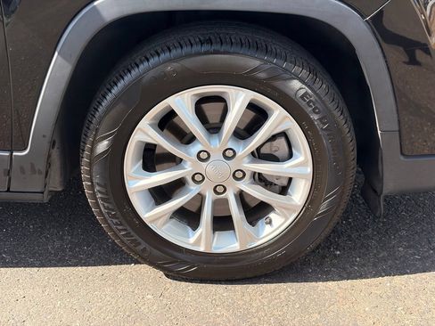 Used 2019 Jeep Cherokee Latitude w/ Popular Appearance Group FWD image 10