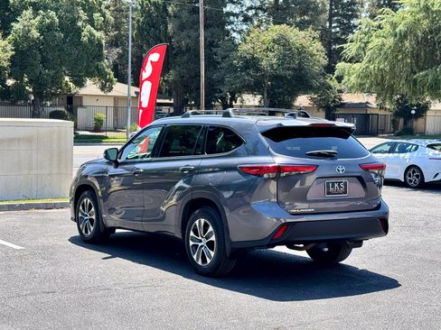 Used 2021 Toyota Highlander XLE AWD/4WD image 5
