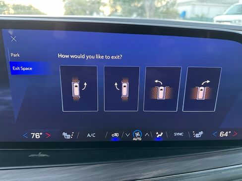 Used 2025 Chevrolet Suburban Z71 image 21