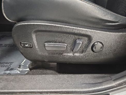 Used 2019 Toyota Highlander Limited AWD/4WD image 16