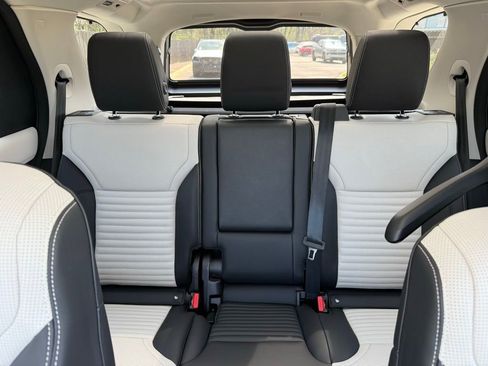 Used 2025 Land Rover Discovery S image 34