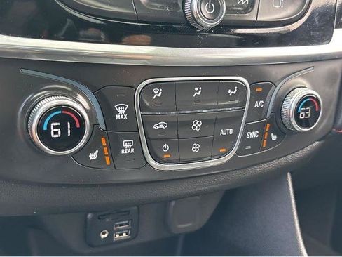 Used 2023 Chevrolet Traverse RS AWD/4WD image 28