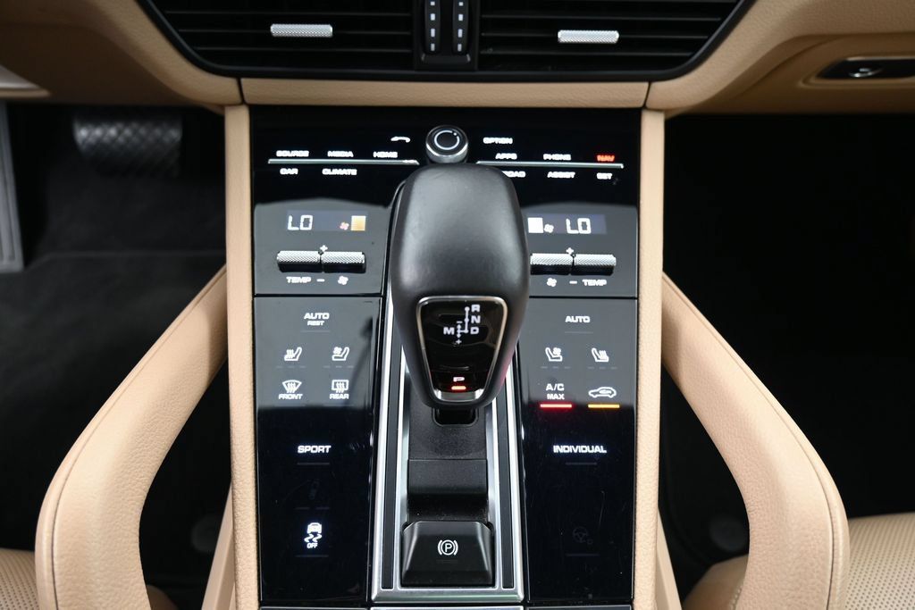 Certified 2022 Porsche Cayenne Platinum Edition AWD/4WD image 18