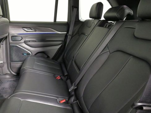 Used 2022 Jeep Grand Cherokee Overland image 39