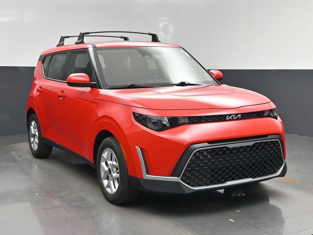 Used 2025 Kia Soul LX w/ LX Technology Package FWD image 8