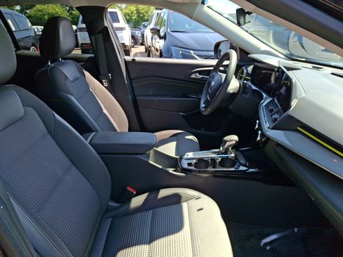 Used 2025 Chevrolet Trax LT FWD image 12